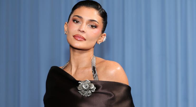 Kylie Jenner időutazása: izgalmas őszi trendekről adnak hírt az új divatfotók