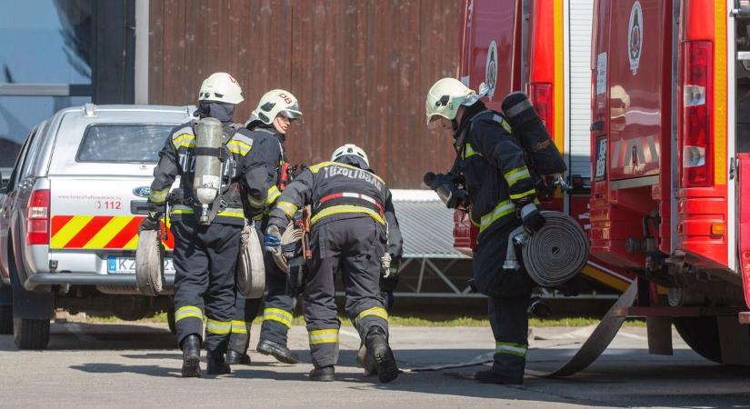 Lángokban állt egy ház Debrecenben, az udvarán álló járművekre is átterjedt a tűz!