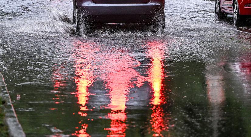 Óriási vihar és felhőszakadás jön, 5 vármegyére már narancsriasztást adtak ki