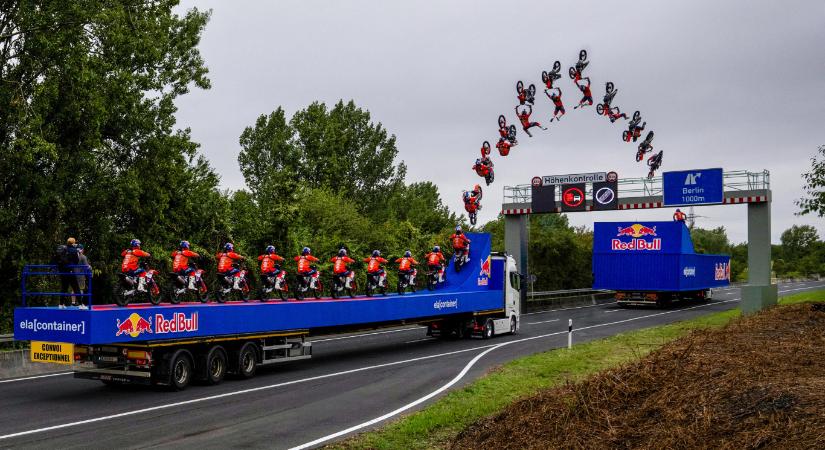 Mozgó teherautóról mozgó teherautóra hátraszaltózott a német motoros