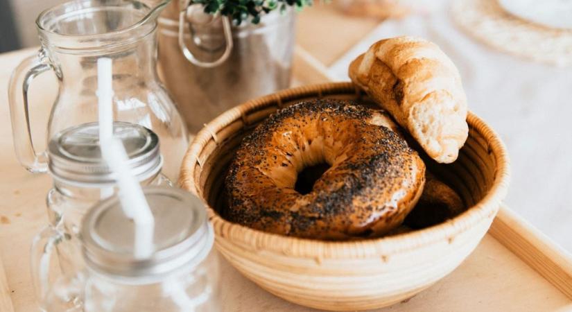 Két egyszerű hozzávalótól lesz tökéletes az otthon sütött bagel: pofonegyszerű elkészíteni
