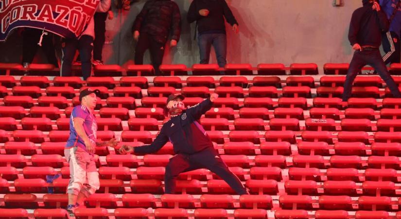 Három halott, több száz sérült, lángoló székek – félbeszakadt egy dél-amerikai focimeccs
