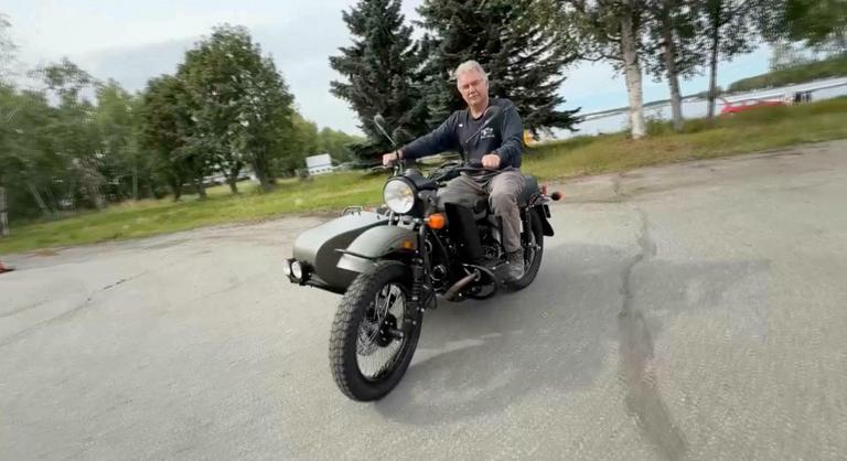 Vadonatúj Ural-motorral lepett meg Vlagyimir Putyin egy alaszkai férfit
