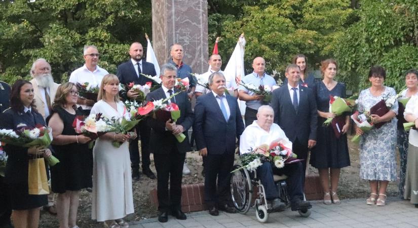 Kitüntetések és ünnepi beszéd Tiszakécskén: így ünnepelt a lakosság augusztus 20-án – fotók