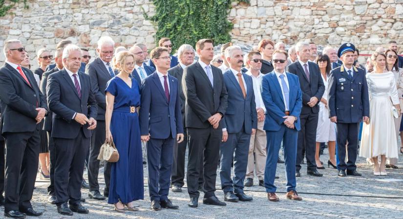 Fehér rózsa Szent Istvánnak (galéria)