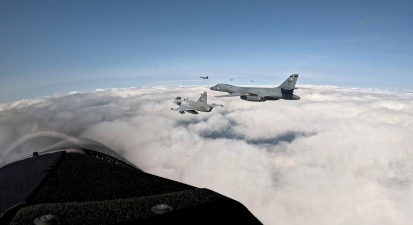 Amerikai bombázók mellett kapták le a magyar Gripeneket – videó