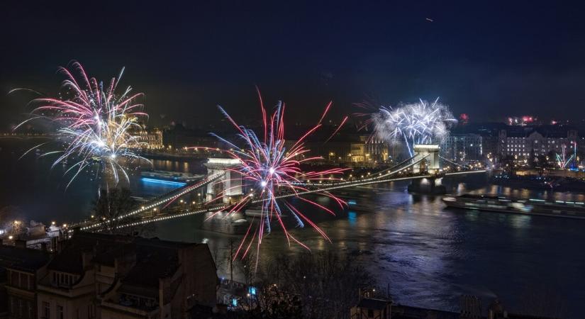Augusztus 20: magasból lezuhant egy férfi, és egy szülés is beindult – 160 emberen segítettek a mentők