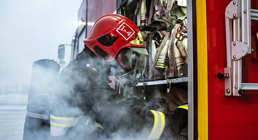 Halálos lakástűz Fóton: a pincében csaptak fel a lángok
