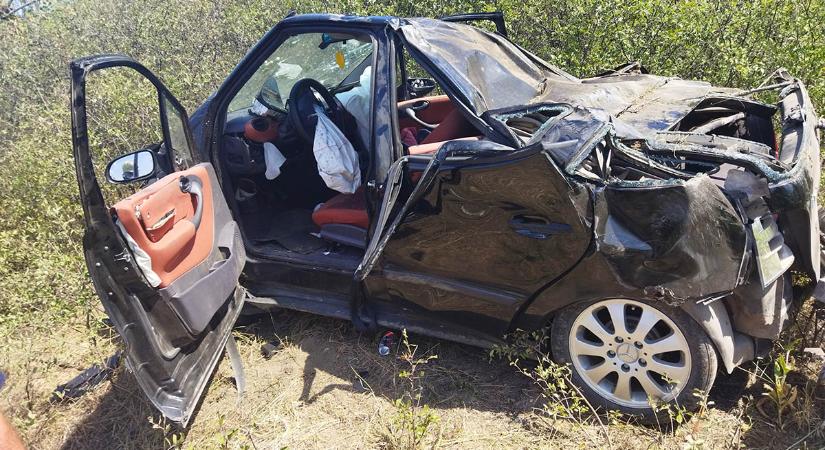 Tűzoltók és mentők emeltek ki egy sofőrt az árokba csúszott autóból