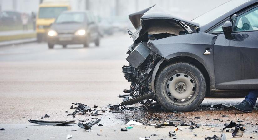 Most jött: lezárták a belső sávot, óriási baleset történt az M3-ason