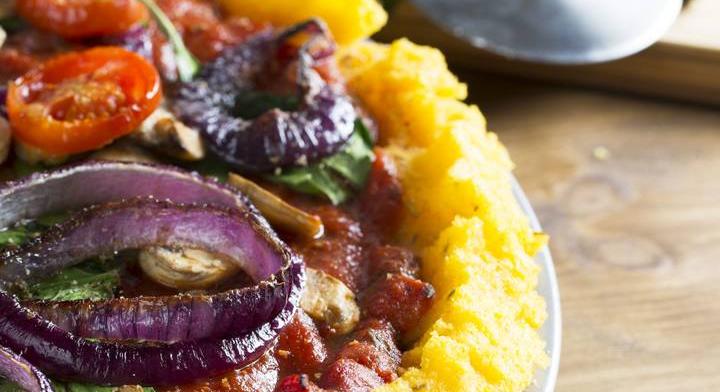 Zöldséges pizza polentából: vegán és gluténmentes változat