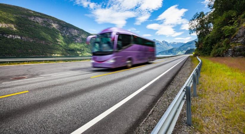 Kövekkel dobáltak meg egy szerbiai turistákkal teli autóbuszt Görögországban