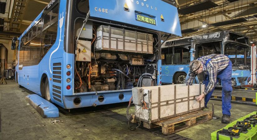 Sára Botond lesújtó állapotokat talált a BKV buszgarázsaiban, a járművek egyötöde alkalmatlan utasszállításra