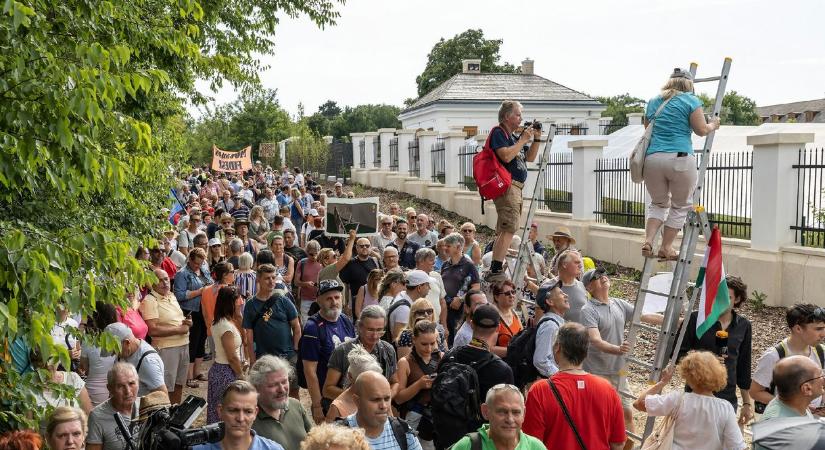 Mészáros Lőrinc hároméves unokájáé a Hatvanpuszta melletti földút, állítja Hadházy Ákos