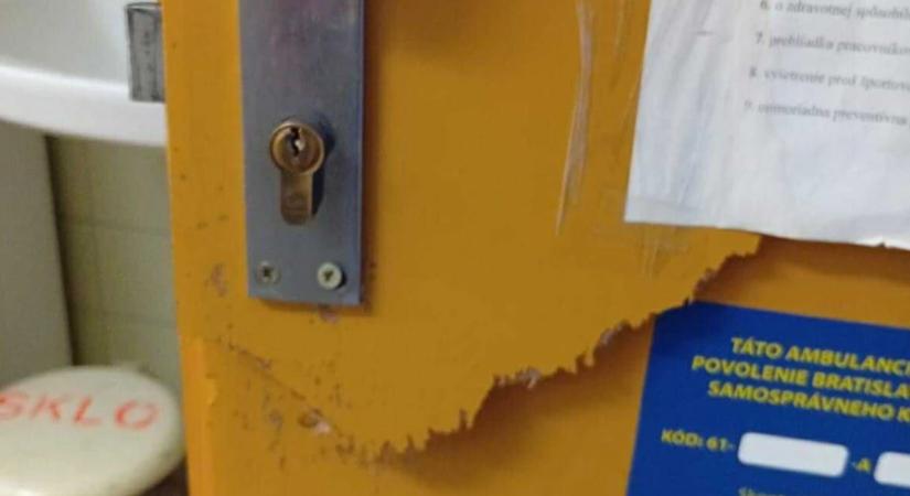 Betörtek egy fővárosi kórházba, az intézmény tíz ajtaját feszítették fel (FOTÓK)
