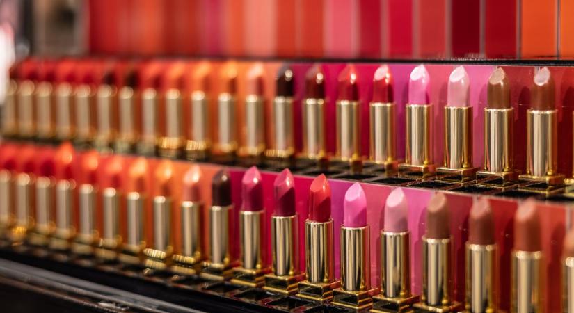 Louis Vuitton a luxus határait feszegeti: 160 dolláros rúzsokkal debütál a szépségpiacon