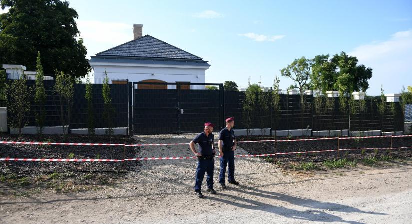 Mészáros Lőrinc hároméves unokájának a nevén van a Hatvanpuszta mellett húzódó földút