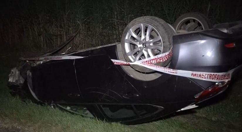 Videón a baleset: árokba hajtott, fát is kidöntött a részeg sofőr Tiszaörsnél