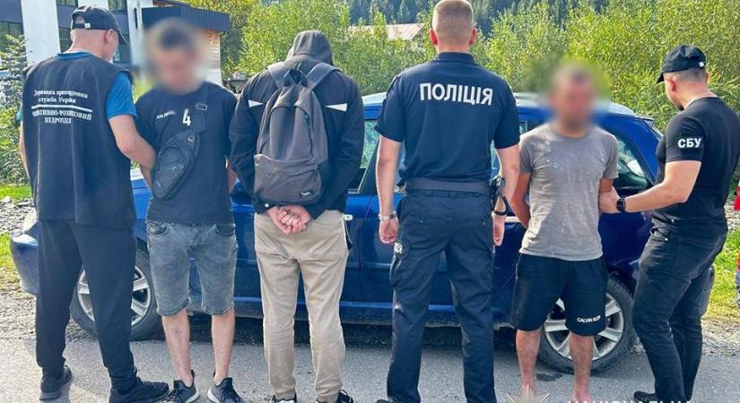 Motorkerékpáron egészen a határig kísérték klienseiket -