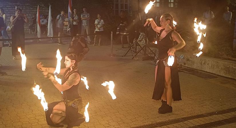 Tűzijáték helyett lélegzetelállító fényjátékkal és tűzshow-val ünnepeltek Veszprémben (galéria  videó)