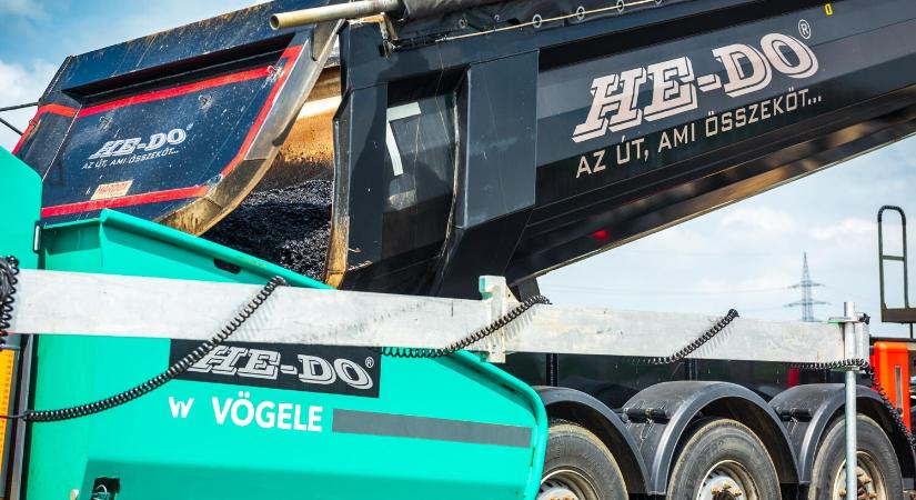 Útfelújítással és új vízelvezetők építésével fejlődik a Pest vármegyei település
