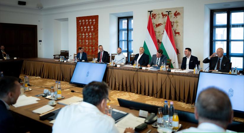 Orbán Viktor összehívta a kormány tagjait, hamarosan jöhet a bejelentés a döntésekről