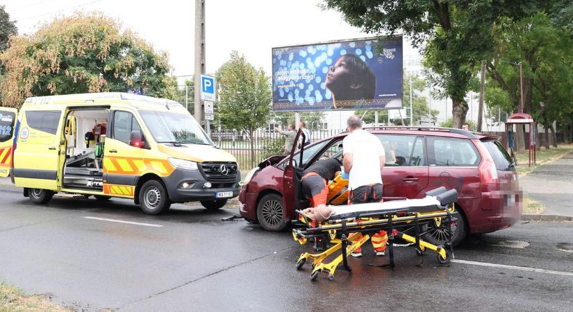 STOP-táblát hagyott figyelmen kívül – súlyos baleset okozott Szekszárdon! (videó)