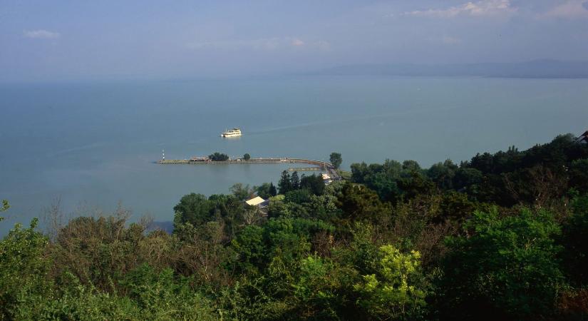Rendkívüli felirat jelent meg a Balaton felett, a fürdőzők földbe gyökerezett lábakkal nézték