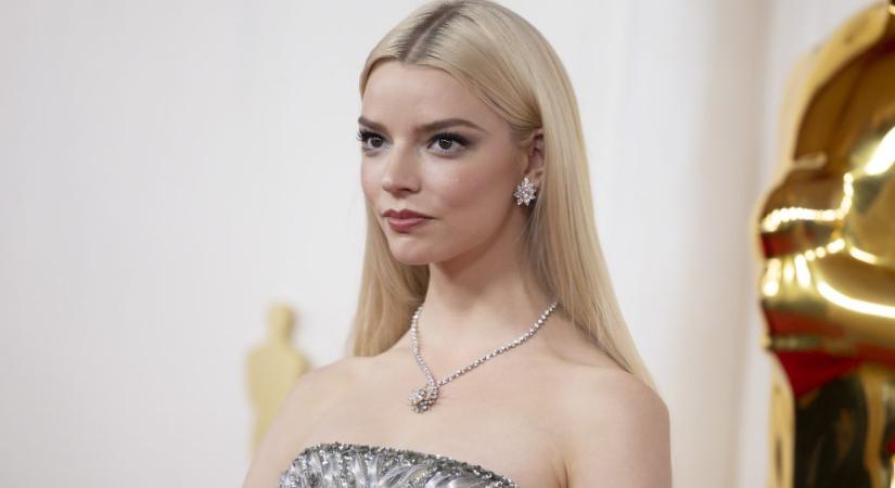 Anya Taylor-Joy a Lánchíd Palota mellől videózta az augusztus 20-ai tűzijátékot