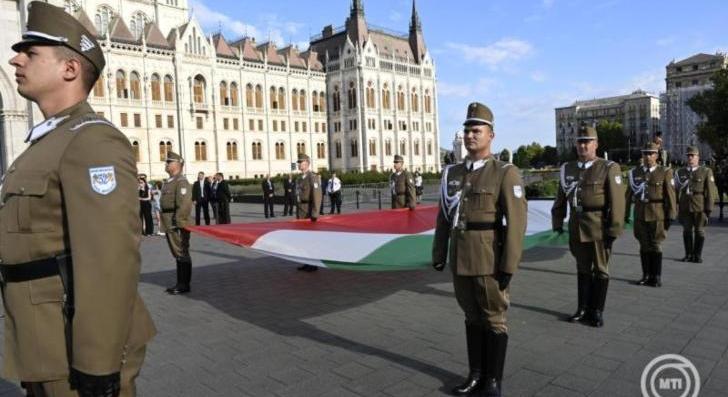 Augusztus 20. - Felvonták a nemzeti lobogót az Országház előtt