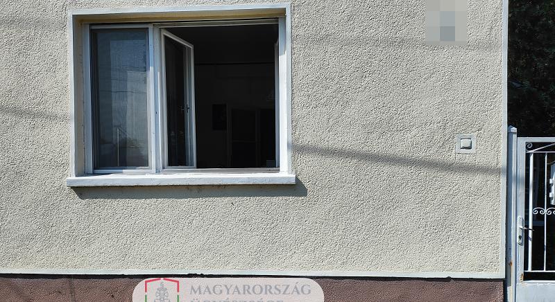 78 éves áldozata segítőkészségét használta ki a megrögzött bűnöző