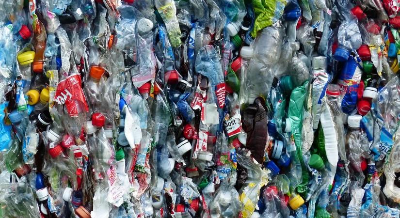 A KÉNYELMES MŰANYAG MÖGÖTT KÉNYELMETLEN VALÓSÁG ÁLL