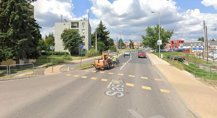 Elütöttek egy rolleres lányt Egerben, az elkövető elhajtott a helyszínről – fotóval