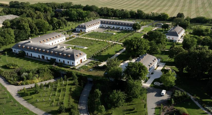 Földútbirtokos lett Mészáros Lőrinc hároméves unokája Hatvanpuszta mellett