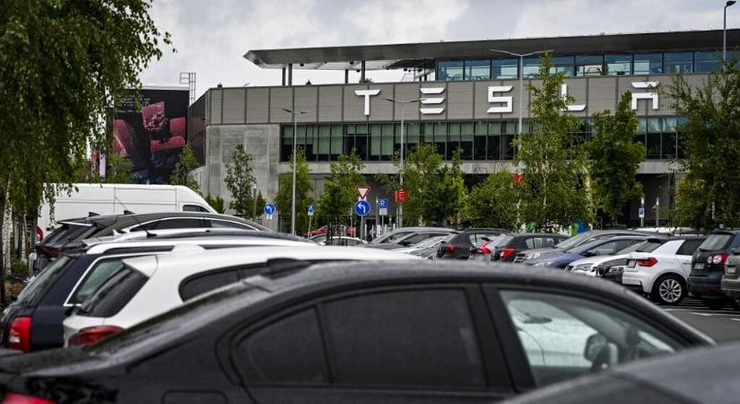 Tűz volt a Tesla német üzemében, miután akkucellák zuhantak le egy futószalagról