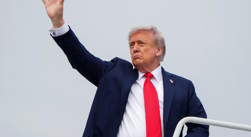 Válltömések és extra hosszú nyakkendők – Mit akar üzenni Donald Trump az öltözködésével?