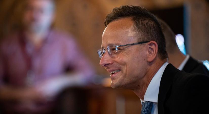 Válasz Online: két éve a szentmiséjét dicsérte Szijjártó, nemrég csúcsdiplomatát csinált a kiugrott papból