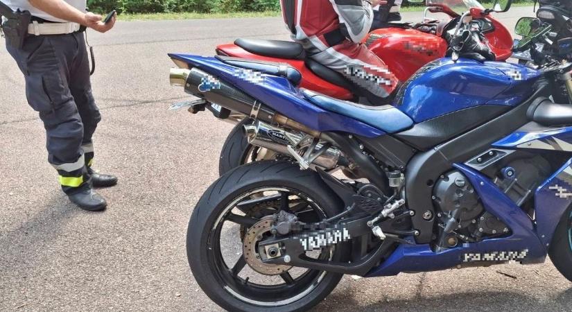 Túl vad motoros húzta neki a Mátrában! Jött a ciki meglepetés, amikor kiszedték a rendőrök – fotókkal