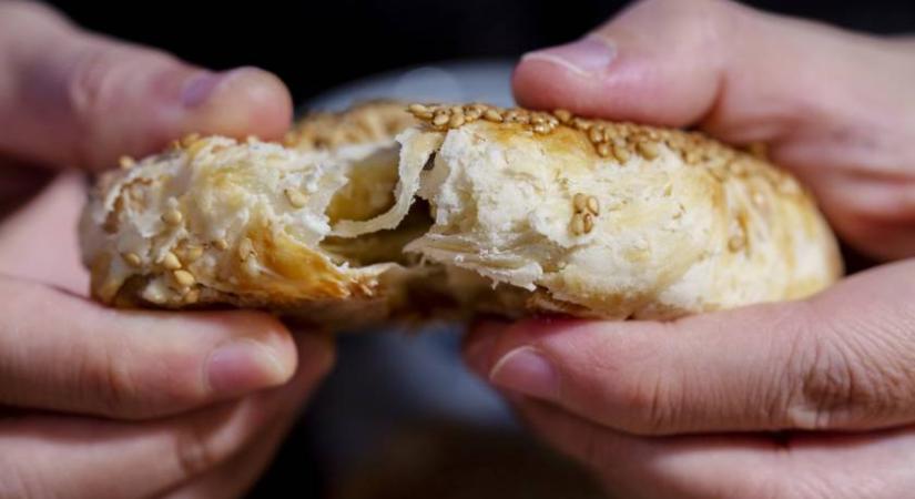 Szétnyitotta a péksütijét és nem hitt a szemének: undorító, mit talált benne