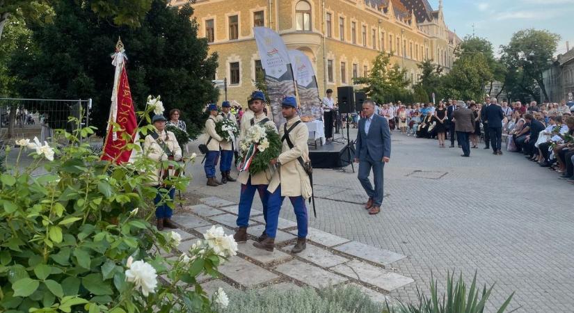 Kenyéráldás és koszorúzás tette emlékezetessé az augusztus 20-i ünnepséget Kecskeméten