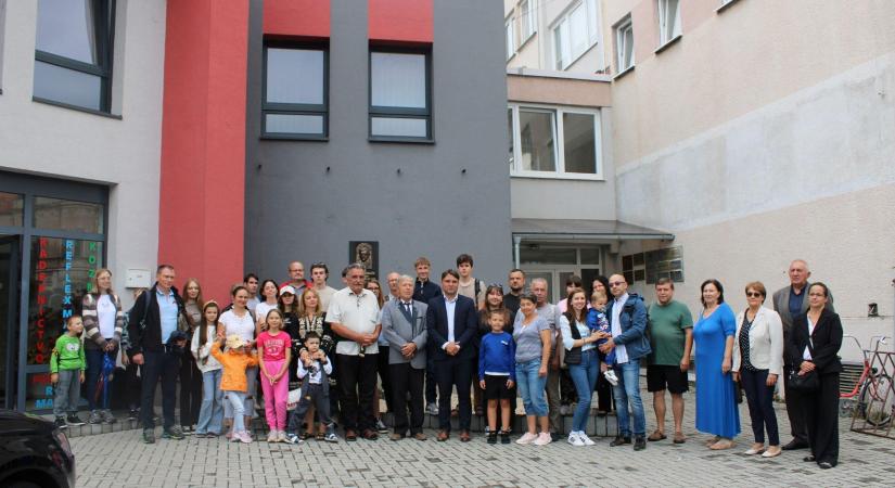 Egy nemzethez tartozunk – megemlékezés Duray Miklós komáromi emléktáblájánál