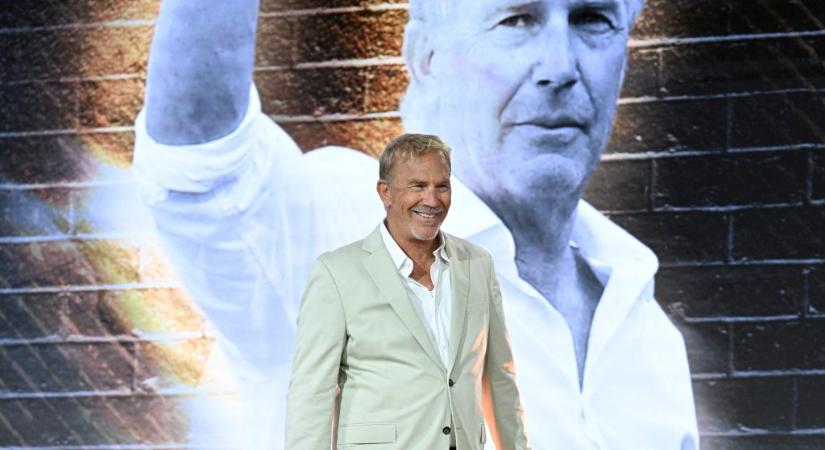 Beperli Kevin Costnert egy kaszkadőr, miután állítólag nemi erőszakot ábrázoló jelenetbe kényszerítette egy forgatás során