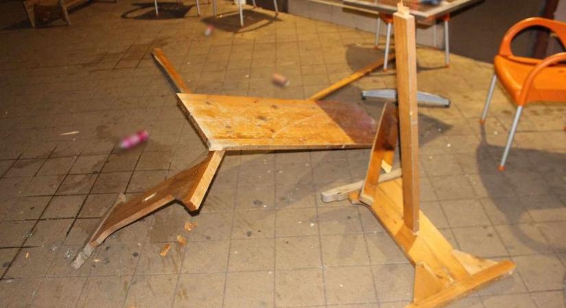 Kiderült, kik verekedtek össze a szolnoki belvárosban, fotón is látni a pusztítást