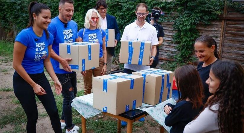 A Posta önkéntesei és sztárok is bekapcsolódtak az Iskolakezdés együtt! segélyakcióba
