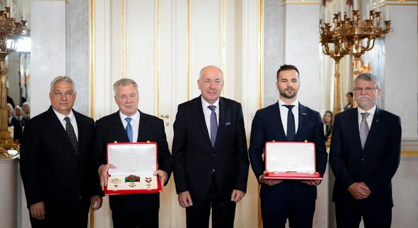 A legmagasabb kitüntetést, a Magyar Szent István Rendet Kapu Tibor és Farkas Bertalan kapta a Sándor-palotában