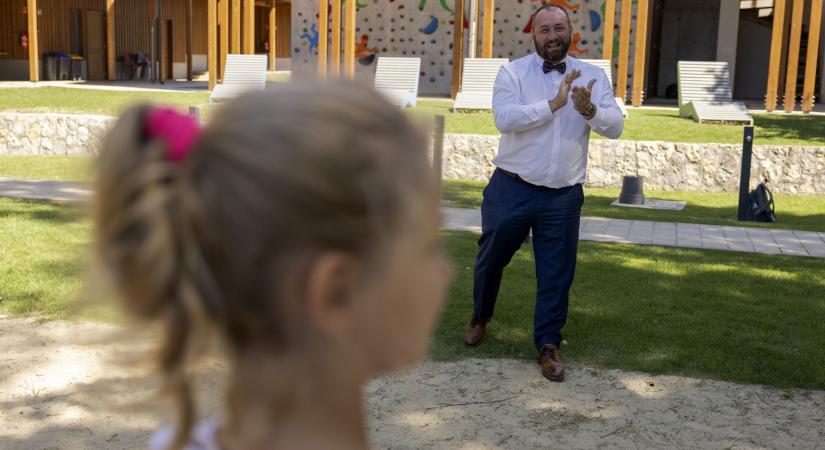 „A gyerekek sokat látnak a háborúból: ha valaki becsuk egy kocsiajtót a közelükben, összerezzenek”