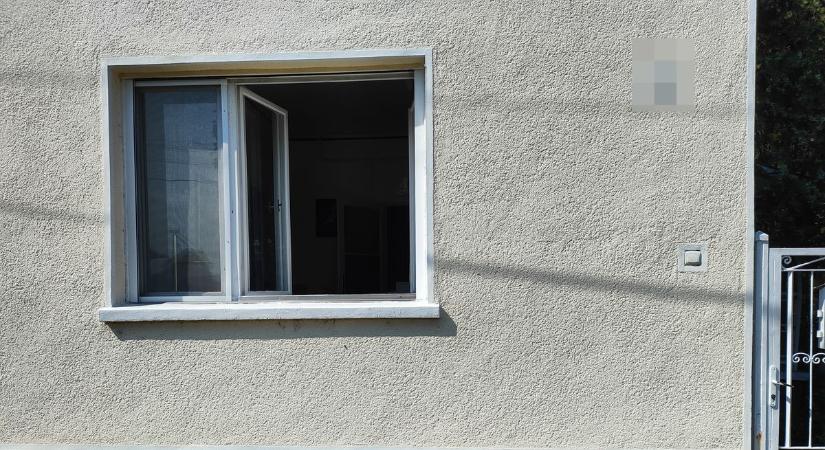 Női táskákkal megpakolva ugrott ki áldozata ablakán a többszörösen büntetett férfi