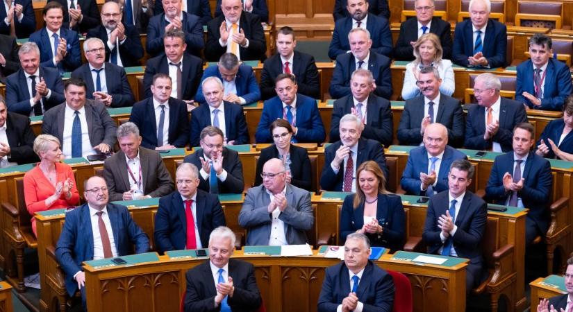 Tovább nyaralnának a fideszes képviselők, nem mennek be a hétfői rendkívüli ülésre