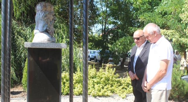 Mezőkaszonyban koszorúzással tisztelegtek Szent István emléke előtt