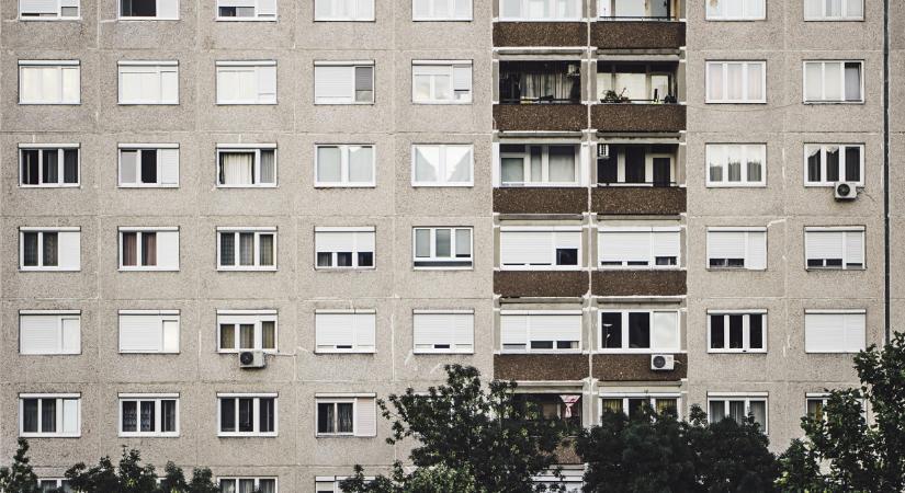 Kizuhant egy nő a panelház negyedik emeletéről a magyar városban